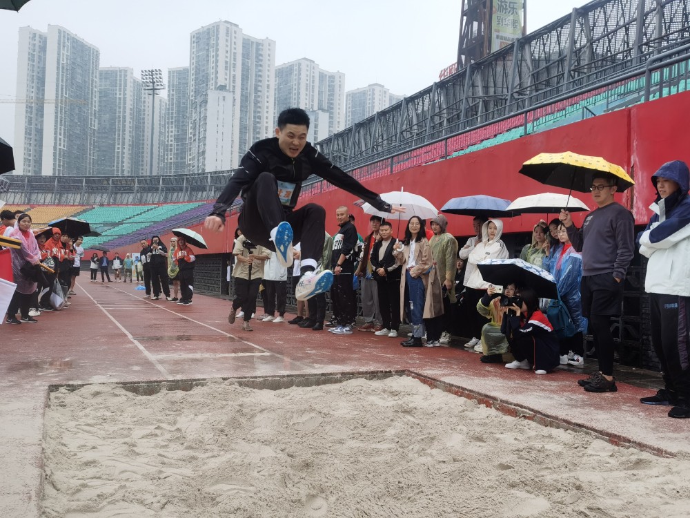 王仕奎在男子跳远比赛中.jpg