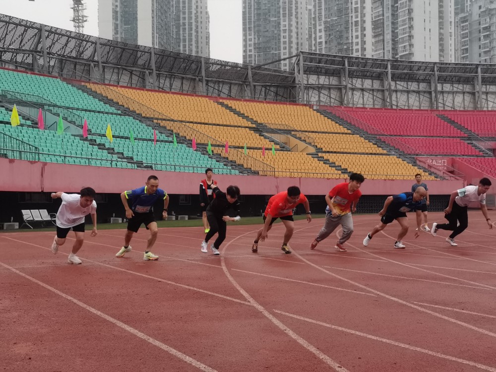 王耀（左三）在男子100米比赛起跑瞬间.jpg